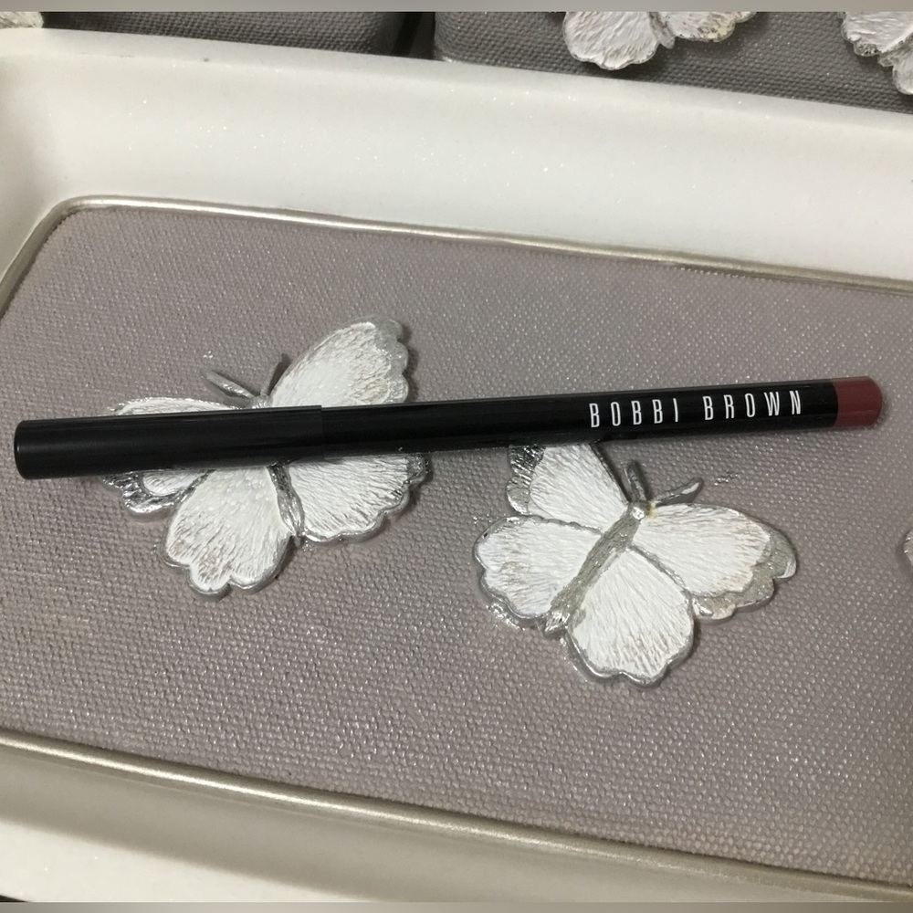 BOBBI BROWN.
